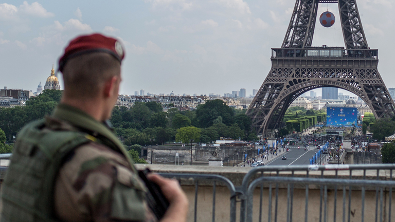 Sicherheitskräfte in Paris