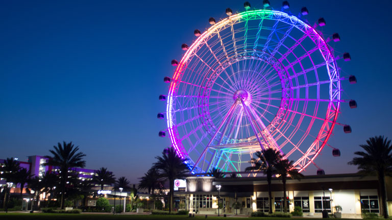 Riesenrad in Orlando angestrahlt in den Farben des Regenbogens