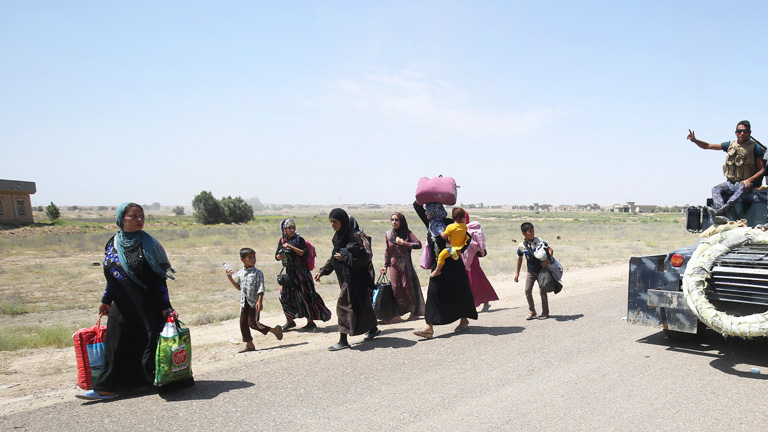 Frauen und Kinder fliehen aus dem irakischen Falludscha (27.05.16)