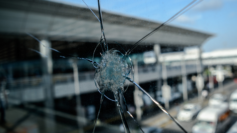 Fenster mit Einschussloch am Tag nach dem Selbstmordanschlag im Flughafen Atatürk in Istanbul