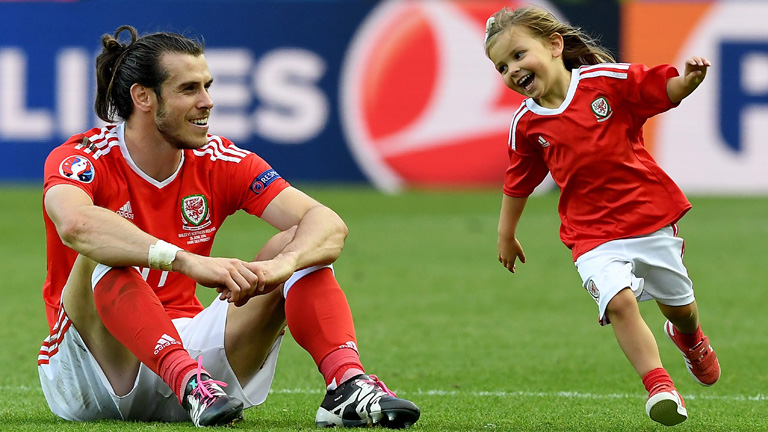 Fußballspieler Bale tollt mit seiner Tochter auf dem Rasen