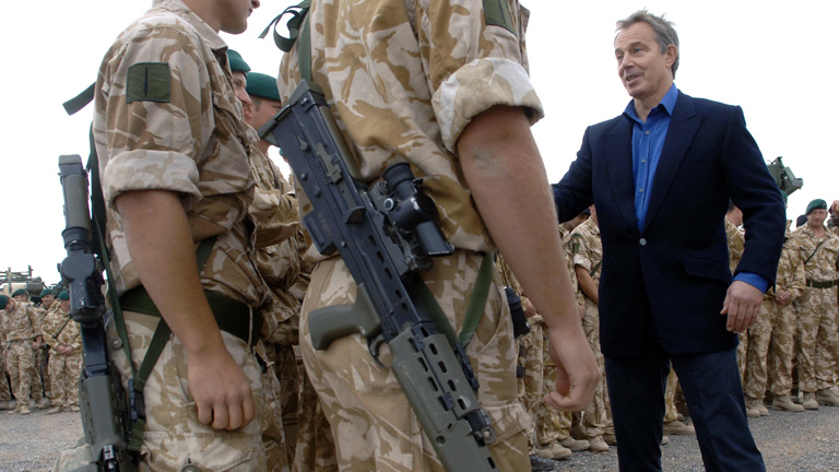 Britischer Premierminister Tony Blair schüttelt Soldaten die Hand