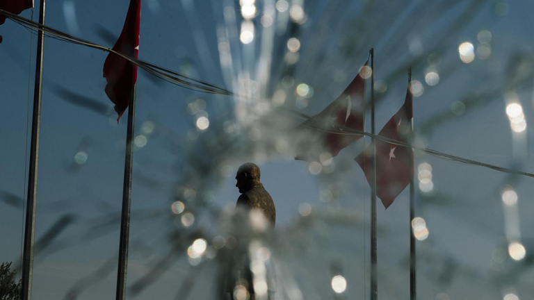 Eine Statue des türkischen Staatsgründers Mustafa Kemal Ataturk, fotografiert durch ein zerschossenes Fenster an der Polizeizentrale in Ankara.