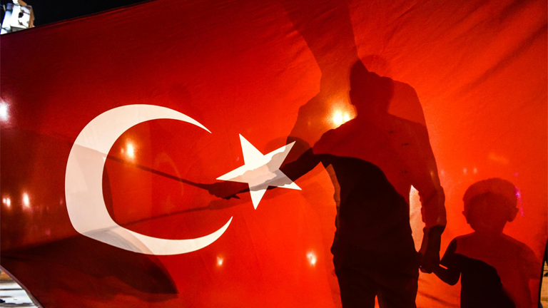 Anhänger des türkischen Präsidenten Erdogan auf dem Taksim-Platz in Istanbul