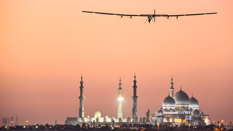 Solar Impulse im Landeanflug auf Abu Dhabi