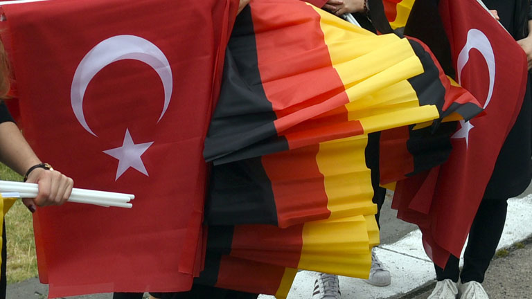 deutsche und türkische Fahnen