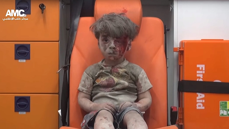 Junge komplett verstaubt