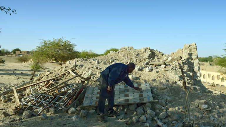 Ruinen des von Islamisten zerstörte Mausoleums des Alfa Moya in Timbuktu (Mali)