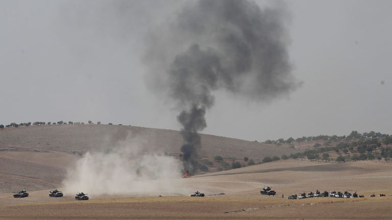 Türkische Panzer passieren bei der Offensive gegen die Stadt Dscharablus die syrische Grenze