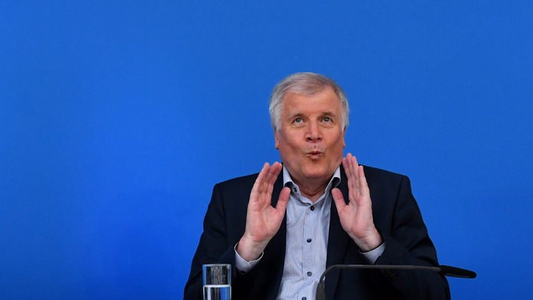 Horst Seehofer guckt ironisch-zweifelnd.