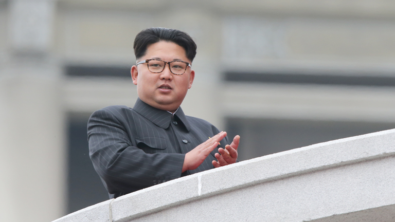Der nordkoreanische Führer Kim Jong Un klatscht in die Hände.
