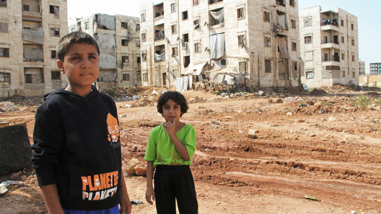 Zwei Kinder vor Häusern in Aleppo