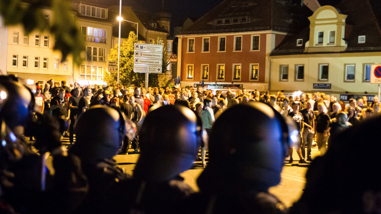 Polizisten stehen in Bautzen rechten Demonstranten gegenüber.