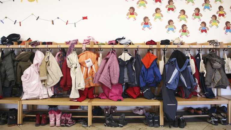 Vollbesetzte Kleiderhaken in einer Kita