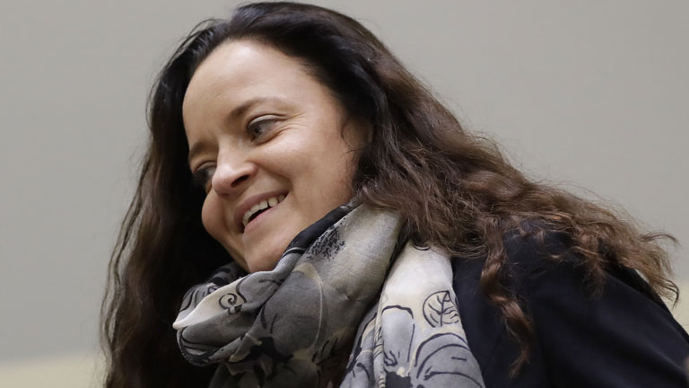 Beate Zschäpe lächelt im Gerichtssaal