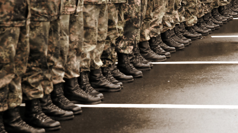 Soldaten in einer Reihe.