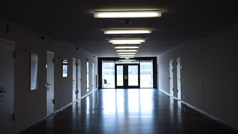 Der dunkle Gang einer Justizvollzugsanstalt.