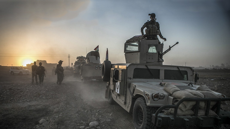Peschmerga-Kämpfer starten mit Militärfahrzeugen zur Offensive in Mossul.