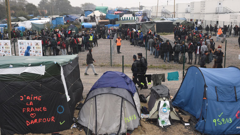 Bewohner des Lagers in Calais warten auf Weiterreise.