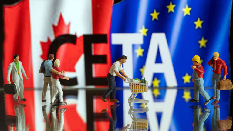 Kleine Figuren vor dem Schriftzug "Ceta"
