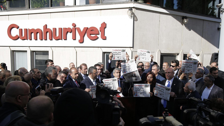 Journalisten und Anwälte demonstrieren gegen die Festnahme von "Cumhuriyet"-Chefredakteur Murat Sabuncu.