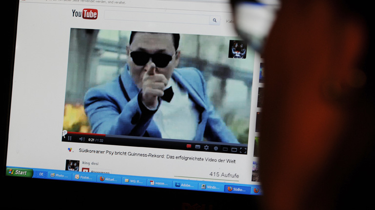 Eine Frau betrachtet am Bildschirm das Musik-Video Gangnam Style des südkoreanischen Rappers Psy.