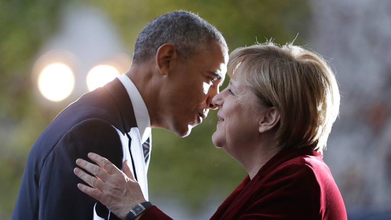 Merkel und Obama umarmen sich
