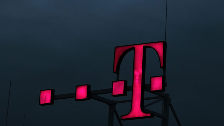 Logo der Deutschen Telekom an der Unternehmenszentrale in Bonn
