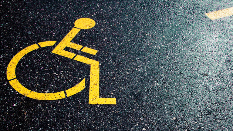 Rollstuhlzeichen auf Asphalt