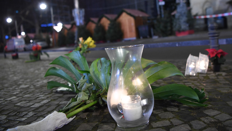 Blumen und Kerzen nach dem Anschlag auf einen Weihnachtsmarkt in Berlin.