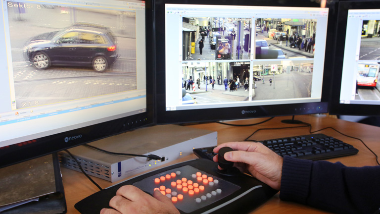 Mehrere Bildschirme zeigen Bilder von Überwachungskameras
