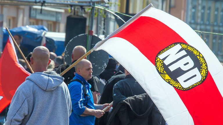 Demonstranten bei einer NPD-Kundgebung