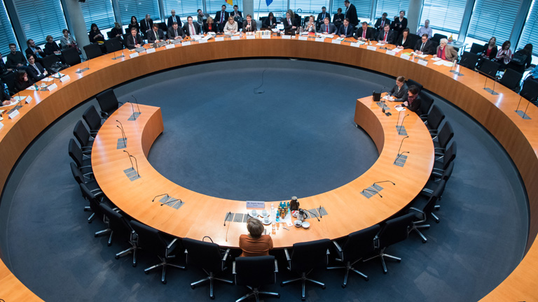 Bundeskanzlerin Angela Merkel sitzt vor dem NSA-Untersuchungsausschuss im Deutschen Bundestag.