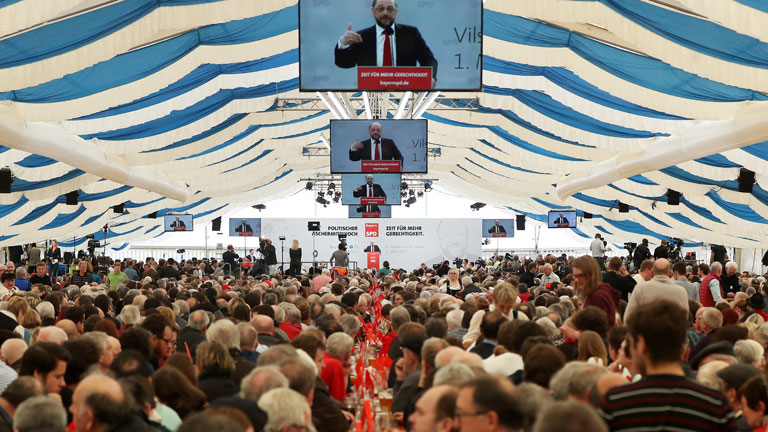 Der Kanzlerkandidat der SPD, Martin Schulz, spricht am 01.03.2017 in Vilshofen (Bayern) beim Politischen Aschermittwoch der SPD.