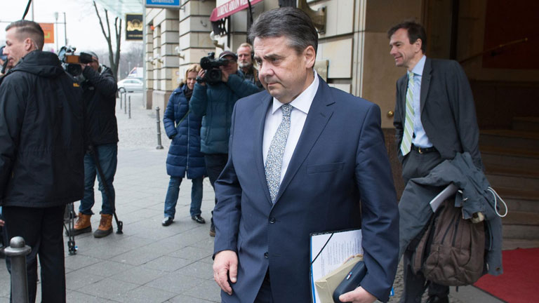 Bundesaußenminister Gabriel verlässt nach einem Treffen mit seinem türkischen Amtskollegen Cavusoglu das Hotel Adlon.