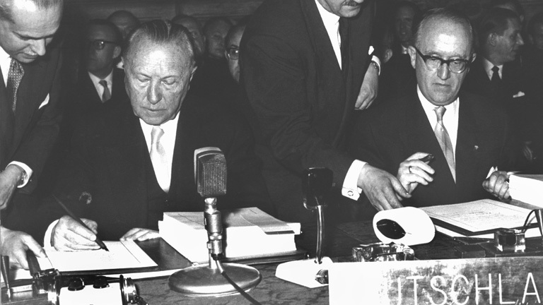 Bundeskanzler Konrad Adenauer (links) und der Staatssekretär im Auswärtigen Amt, Walter Hallstein, setzen am 25. März 1957 im Konservatoren-Palast auf dem Kapitol in Rom ihre Unterschriften unter die Römischen Verträge (Archivbild).