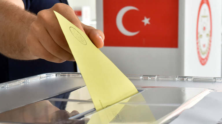 Auf dem Messegelände in Karlsruhe (Baden-Württemberg) wird zur Präsentation für die Medien am 31.07.2014 in eine Wahlurne zur türkischen Präsidentschaftswahl ein Stimmzettel eingeworfen.