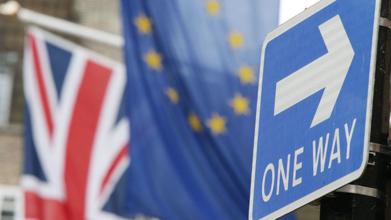 Ein Einbahnstraße-Schild steht am 10.03.2017 am Europahaus am Smith Square in London (Großbritannien) vor einer Europaflagge und einem Union-Jack dahinter.