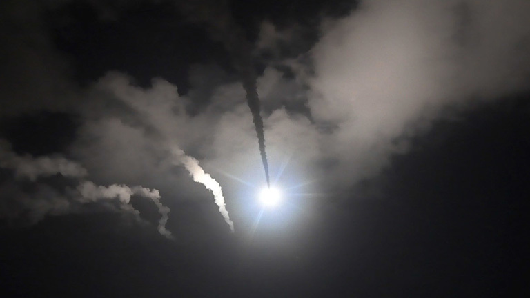 Die US-Armee feuert eine Rakete vom Mittelmeer aus ab. Ziel ist der syrische Luftwaffenstützpunkt Al-Schaiat