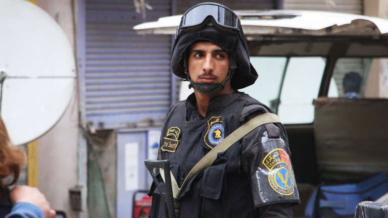 Ein ägyptischer Polizist bewacht die koptische Kirche St.George in Tanta nach einem Anschlag im April 2017.