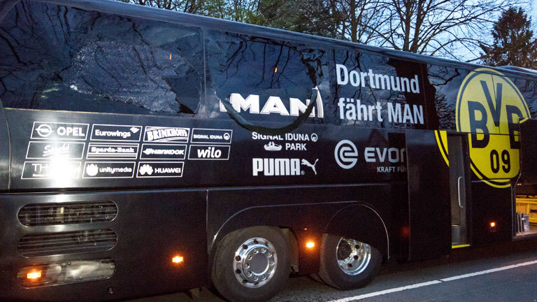 Der Bus von Borussia Dortmund steht mit einer beschädigten Scheibe am 11.04.2017 in Dortmund