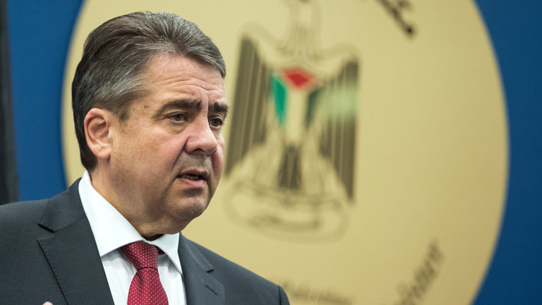 Außenminister Sigmar Gabriel (SPD) äußert sich am 25.04.2017 bei einer Pressekonferenz mit dem Ministerpräsidenten der Palästinensischen Behörde, Hamdallah, nach ihrem Treffen in Ramallah (Palästinensische Autonomiegebiete). Der deutsche Außenminister Gabriel besucht seit Sonntag (23.04.17) Jordanien, Israel und die Palästinensergebiete.