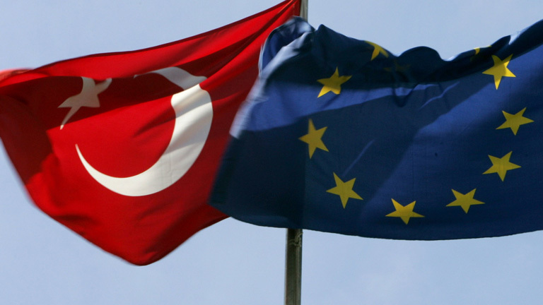 Die türkische und die europäische Flagge wehen nebeneinander