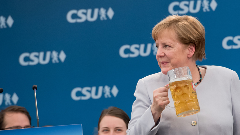 Bundeskanzlerin Merkel trinkt bei einem Wahlkampf-Auftritt in München in einem Bierzelt ein Bier.