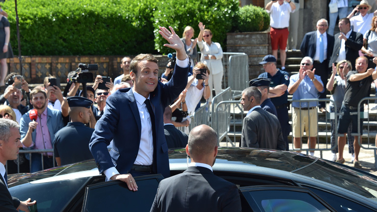 Emmanuel Macron winkt Menschen zu