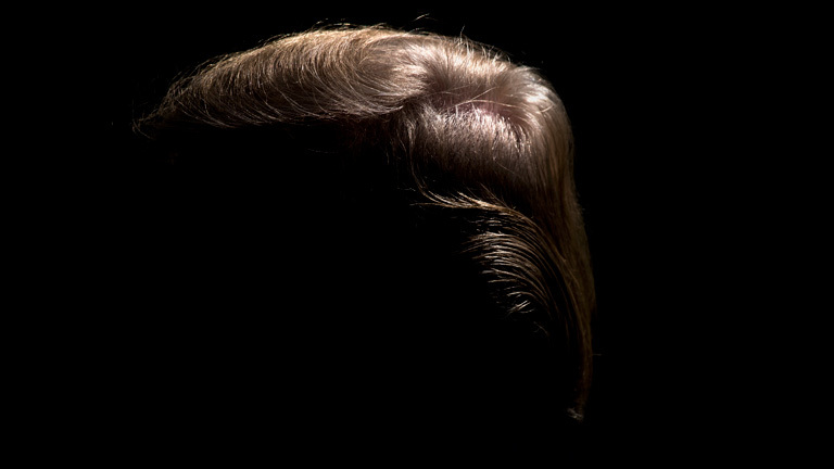 Trumps Haare, sein Gesicht liegt im Dunkeln