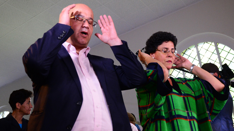 Zwei Imame leiten gemeinsam das Freitagsgebet, zur Eröffnung einer liberalen Moschee in Berlin.