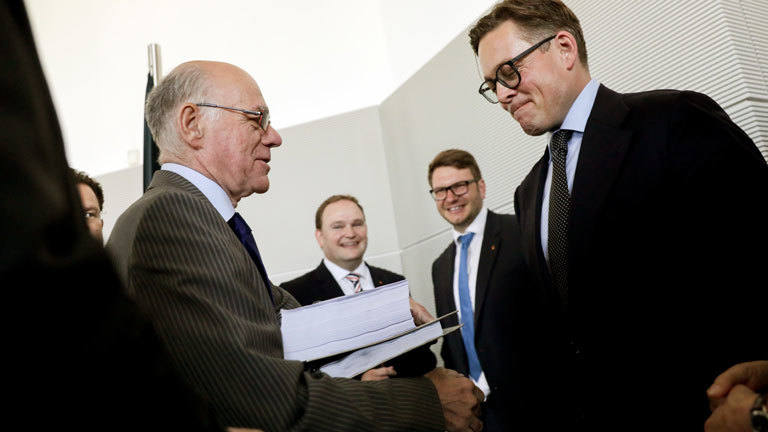 Bundestagspräsident Norbert Lammert nimmt einen zweiten Abschlussbericht des NSA-Untersuchungsausschusses entgegen.