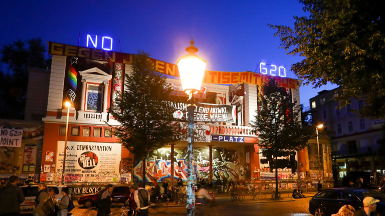 Der Schriftzug «No G20» leuchtet am 05.07.2017 in Hamburg auf dem Dach des autonomen Kulturzentrums Rote Flora im Schanzenviertel. Am 06. und 07. Juli kommen in der Hansestadt die Regierungschefs der führenden Industrienationen zum G20-Gipfel zusammen