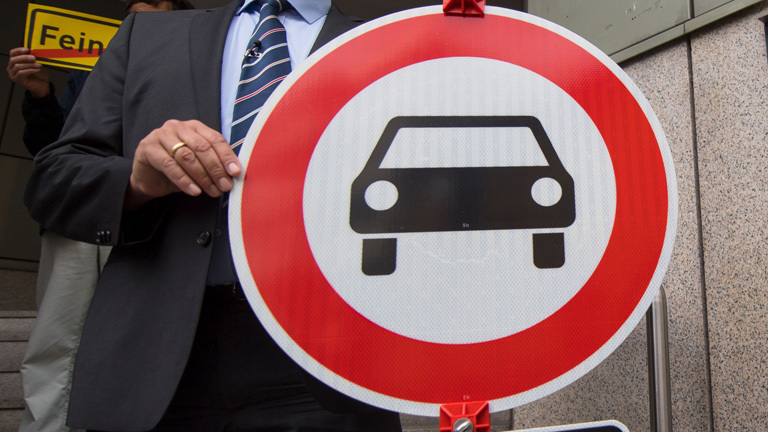 Auto-Verbotsschild vor Gericht in Stuttgart.